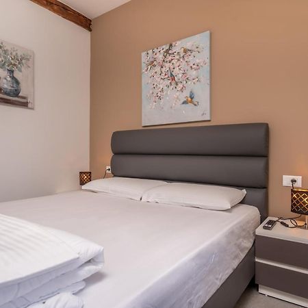 Aaa Apartments & Rooms With Free Parking Pula Eksteriør billede